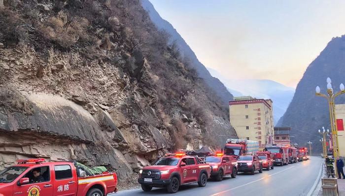 逃离甘孜雅江山火：穿越火星和烟尘，能见度只有1米