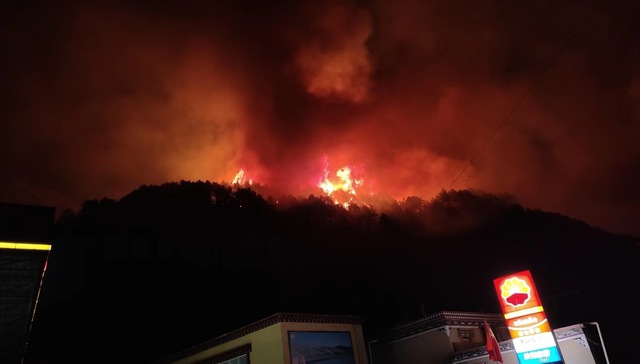 甘孜雅江山火逼近加油站居民房，消防员奋力堵截围剿