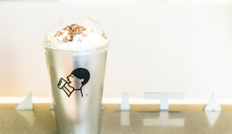 去喜茶店里“领证”，到霸王茶姬跳操，今年茶饮流行这么玩？