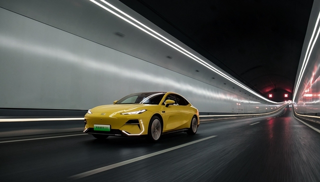 加速新能源转型结硕果，吉利汽车2023年营收创历史新高