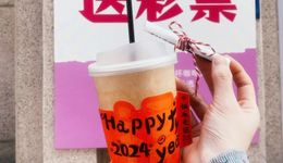 这届年轻人，涌入“彩咖店”