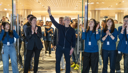 為了“卷”進千億商圈，南京西路不僅請來了蘋果，還有這些……