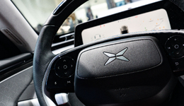 小鵬汽車“失血”百億，何小鵬如何對抗余承東？