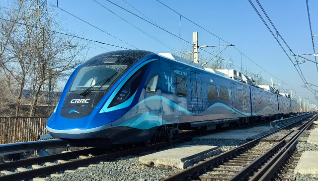 新突破！全国首列氢能源市域列车成功达速试跑