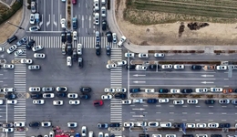 车市盘面生变，初代新势力掉队与“富二代”品牌崛起