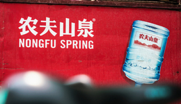 破400億！風(fēng)波中的農(nóng)夫山泉去年?duì)I收創(chuàng)新高