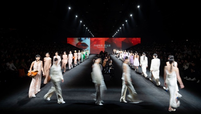 衣柜里永远缺的那一条裙子就在秀场上｜2024秋冬上海时装周