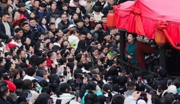 开封王婆，还是败给了“蹭流”网红