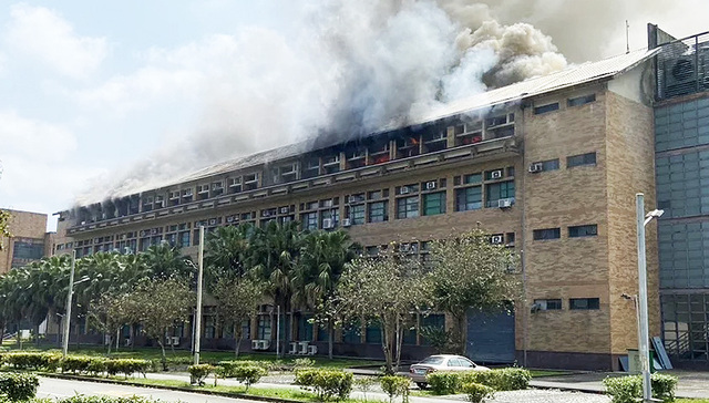 台湾花莲一大学化学实验室震后起火爆炸，现场存有禁水性物质空气中有刺鼻酸味