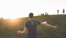 这届年轻人，开始在飞盘局上相亲