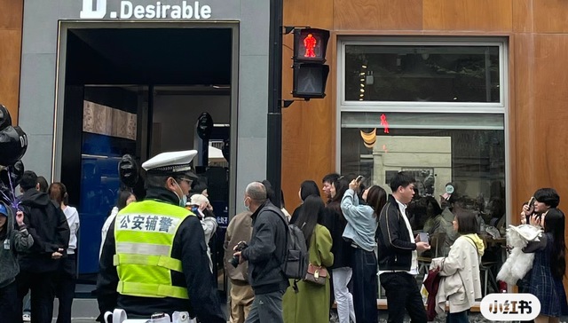 王鹤棣个人潮牌D.Desirable开业首日，粉丝雨中排队等待进场