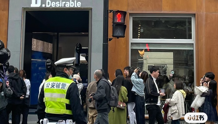 王鹤棣个人潮牌D.Desirable开业首日，粉丝雨中排队等待进场