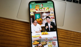 62歲的俞敏洪忙著道歉，31歲的董宇輝走向人生巔峰