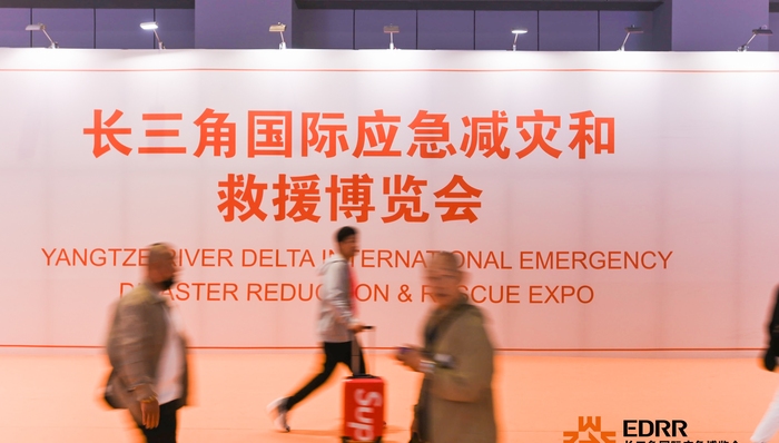 如何让机器狗参与高危环境的侦察搜救，长三角国际应急减灾和救援博览会做了一些展示