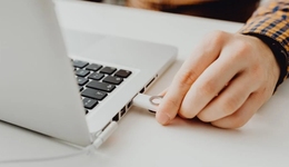 “移动存储第一股”“逼宫门”之后，又迎上市首亏