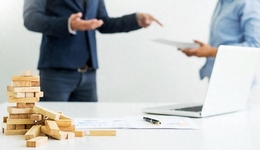 新华保险新掌门首次业绩发布秀即遇挫，模拟可比归母净利下滑超4成