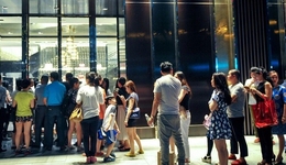 买奢侈品的年轻人：LOGO之外，风格至上