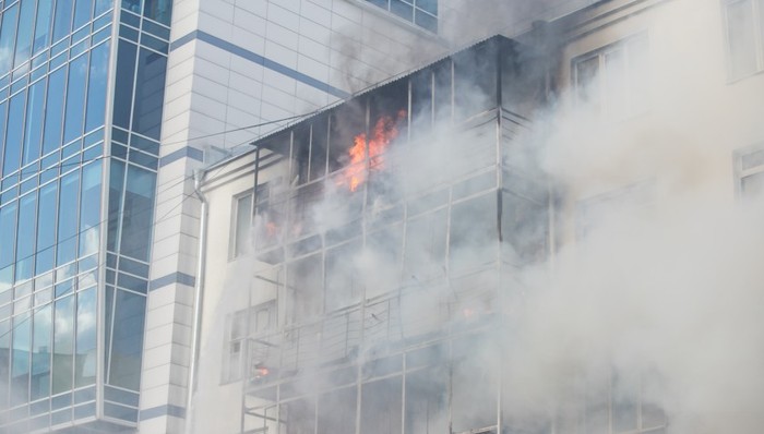 重庆一高层居民楼突发火灾，当地回应：火势已扑灭，无人员伤亡