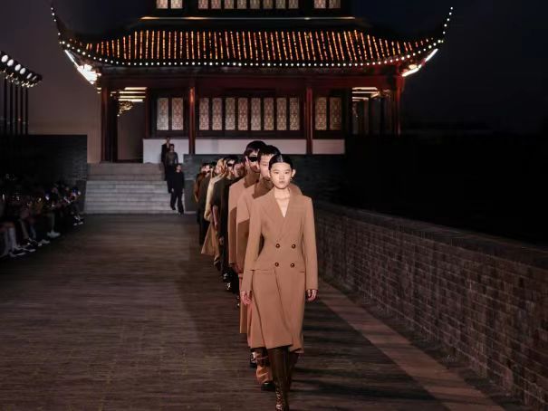 INTO YOU上新轻雾印色唇釉，AMI举办2024秋冬系列复刻秀 | 是日美好事物