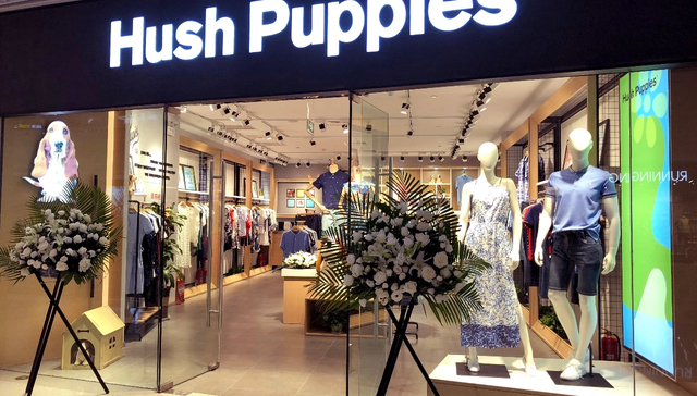 暇步士“换老板”后首个大动作：男女装1折清仓