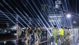 唯一在航母上走秀的中国品牌，七匹狼焕新而来！