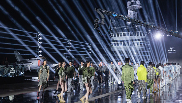 唯一在航母上走秀的中国品牌，七匹狼焕新而来！