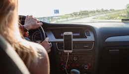 余承东灵魂拷问小米之后： 我们是否真的需要一个手机支架？