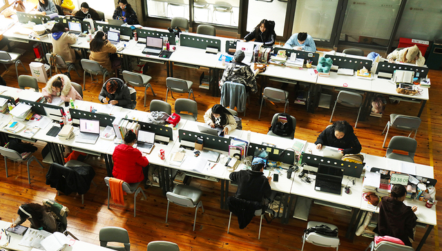 人口首次负增长后重庆“急了”，砸钱“抢人”4年要留住150万大学生