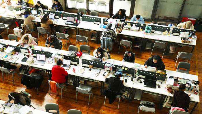 人口首次负增长后重庆“急了”，砸钱“抢人”4年要留住150万大学生