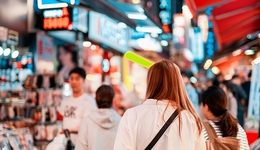 美团抖音下注新战场：内测外卖助手“问小袋”，成立生活服务AI团队