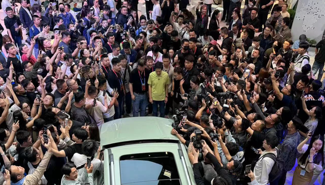 雷军和周鸿祎成车展“顶流”｜2024北京车展