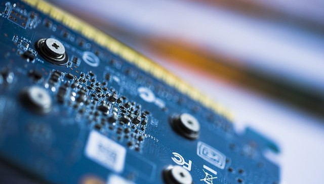 存储芯片上市公司业绩大涨，市场仍在“拉锯涨价”