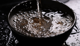 茅臺(tái)凈賺超240億元，老白干凈利同比增33.04%，白酒一季報(bào)透露啥信號？