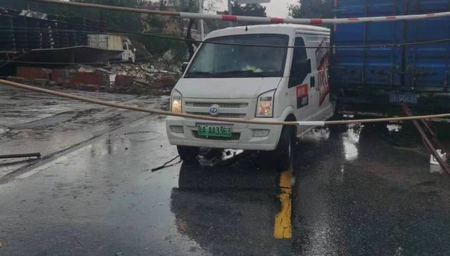 【现场】广州遭遇强龙卷已致5死33伤，企业主：损失20多万