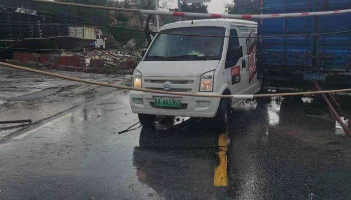 【现场】广州遭遇强龙卷已致5死33伤，企业主：损失20多万