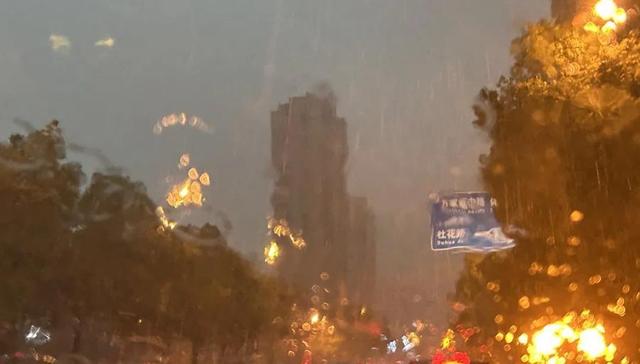 湖南暴雨火车站变“水帘洞”，五一期间要注意强对流天气