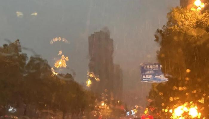 湖南暴雨火车站变“水帘洞”，五一期间要注意强对流天气