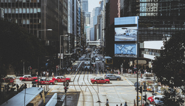 疫后香港经济温和复苏，餐饮住宿和地产业“冰火两重天”