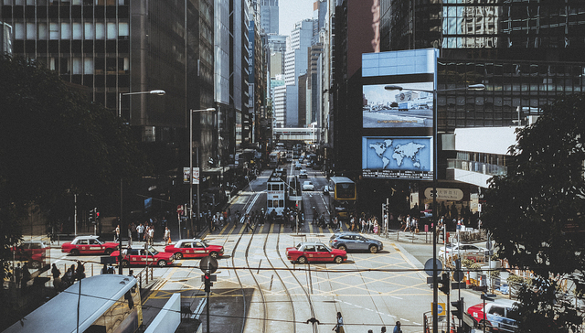 疫后香港经济温和复苏，餐饮住宿和地产业“冰火两重天”
