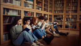 推迟“成年”：英国有超四分之一的青少年文学读者是成年人 | 文化周报