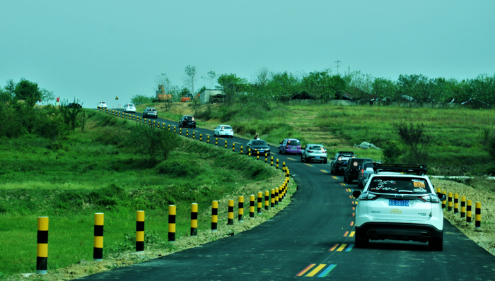 闪电快讯 | “五一”自驾游比例超8成 年轻人开始涌入租车市场