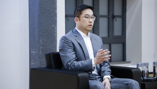 一手智能一手性能，极星找到中国新解法