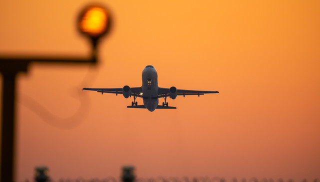 地方新闻精选 | 湖南一高速路段现裂缝已封闭  “五一”期间上海机场客流量同比增37%