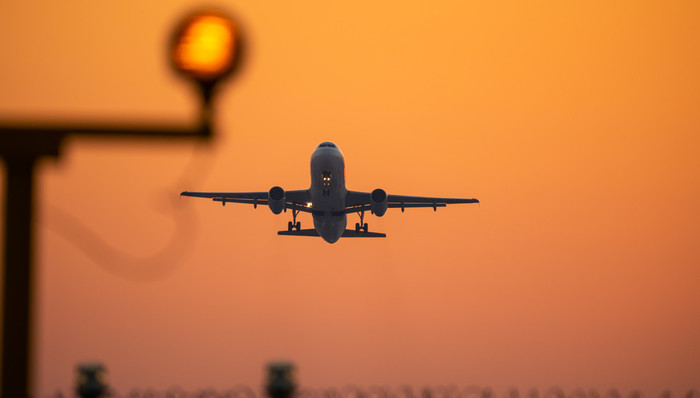 地方新闻精选 | 湖南一高速路段现裂缝已封闭  “五一”期间上海机场客流量同比增37%