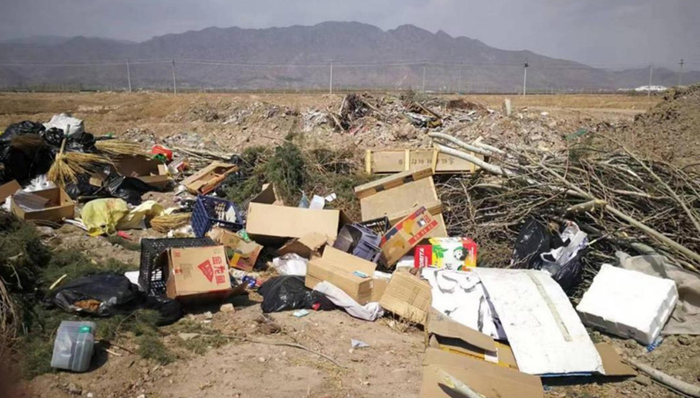 内蒙村民为阻挠生态环保督察组用垃圾封路，公安机关已采取强制措施