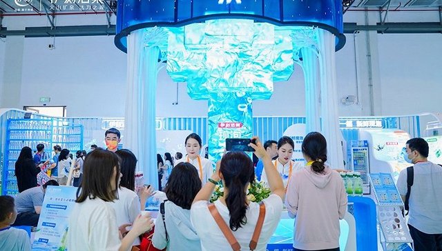 伊利在消博会上亮出杀手锏，开创旋盖式现泡茶创新体验