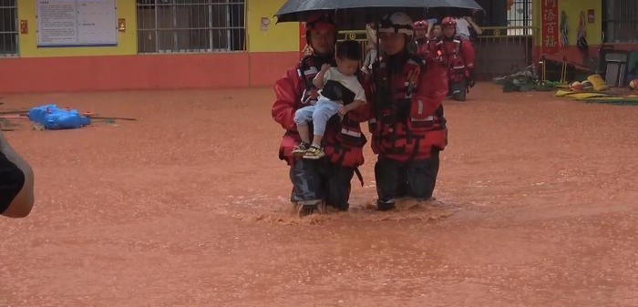 地方新闻精选 | 杭州全面取消住房限购 南宁积水倒灌进幼儿园多名师生受困