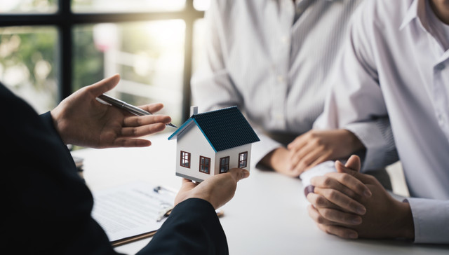 盘前机会前瞻|杭州、西安全面取消限购，楼市政策加速松绑，房地产板块迎来配置机会（附概念股） 