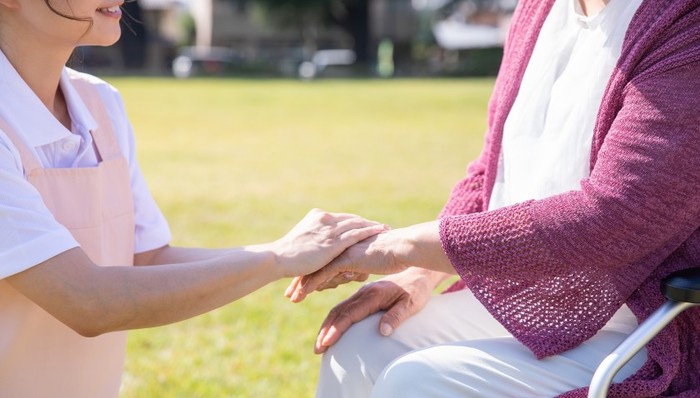 “上海九旬老人被保姆卷走200万”一案判决被告全额返还，家属：执行阶段同样关键