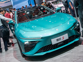 天津一辆哪吒S发生起火事件，官方回应称电池包处于受控状态